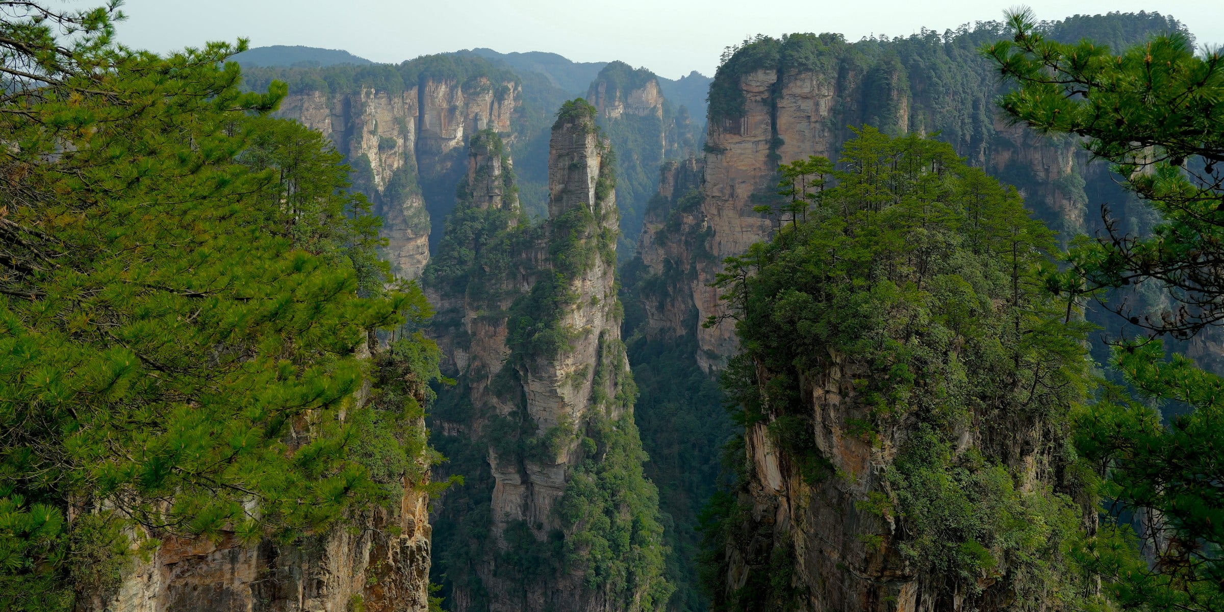 Vale verde e montanhoso na região de Hunan