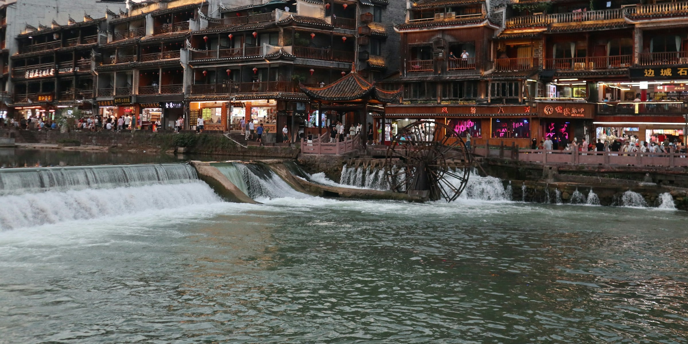 Rio atravessando Furong entre construções tradicionais