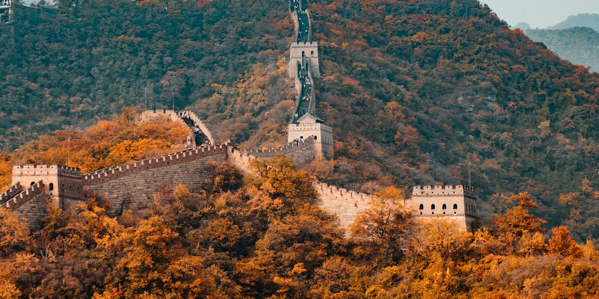 Grande Muralha da China serpenteando pelas montanhas próximas a Pequim