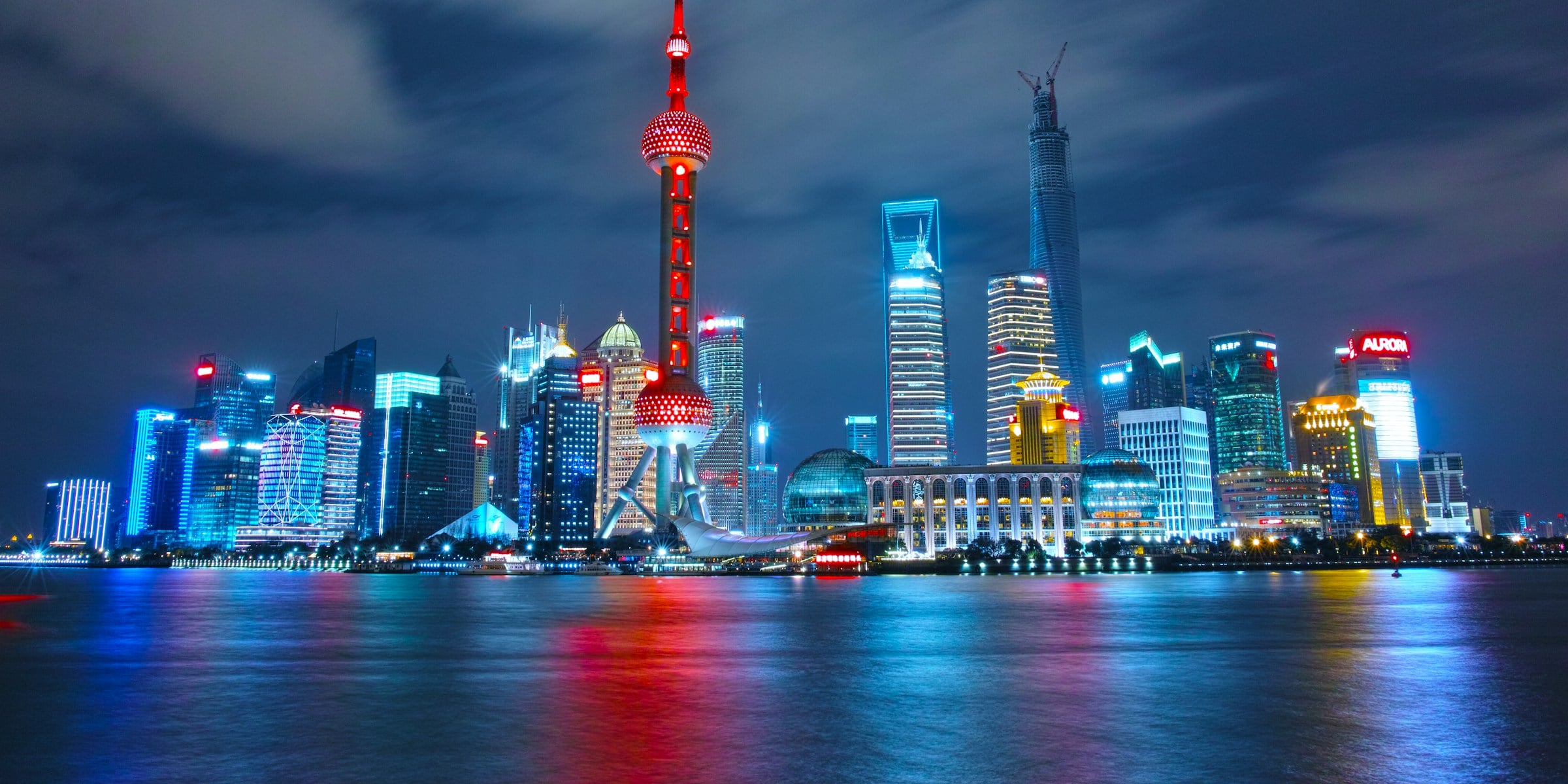 Arquitetura iluminada do skyline de Xangai