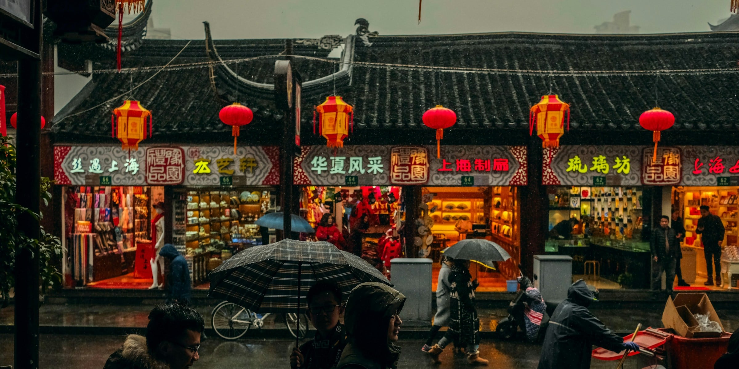 Ruas de Xangai em um dia de chuva