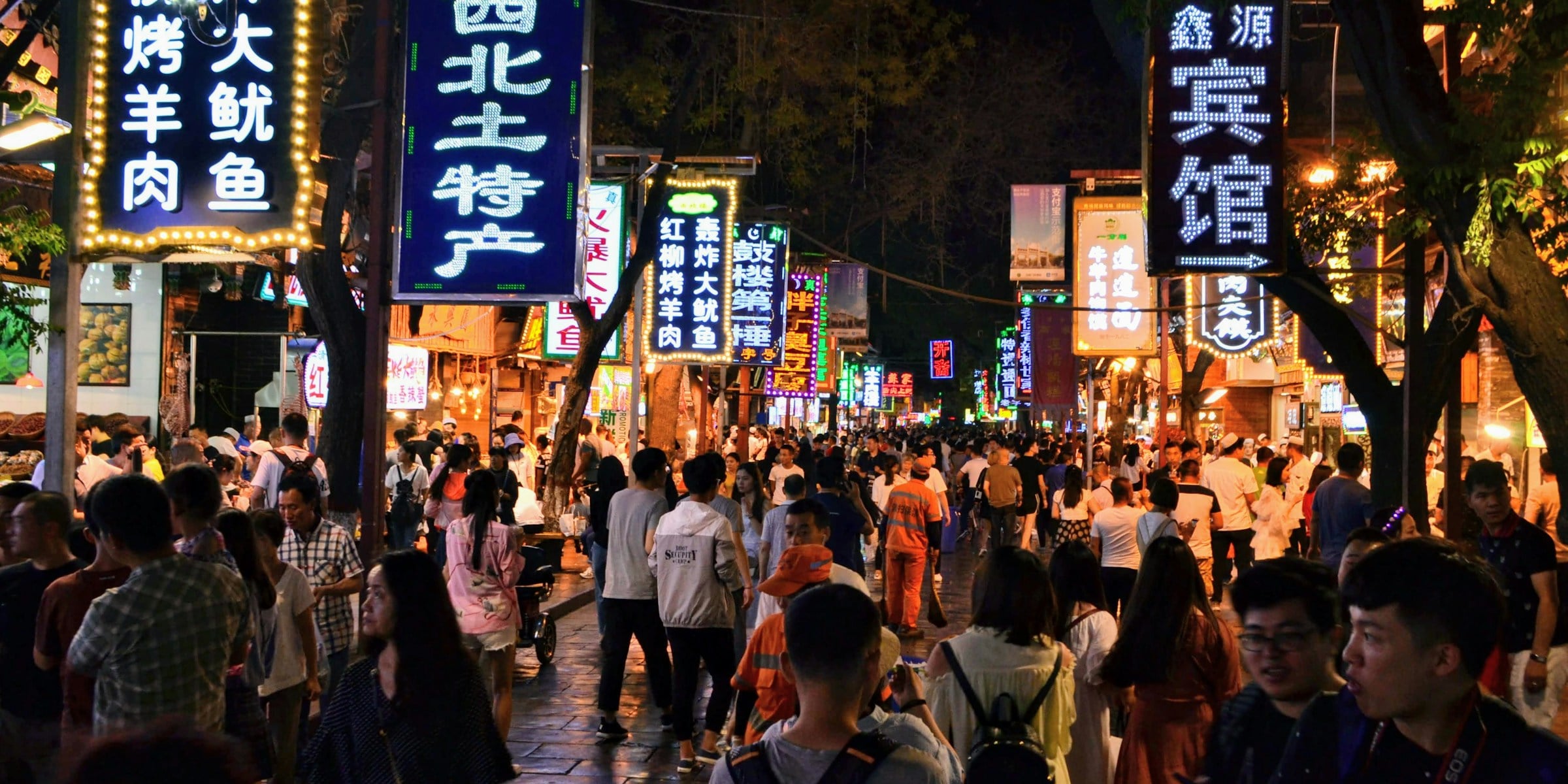 Rua movimentada do Bairro Muçulmano de Xi’an à noite