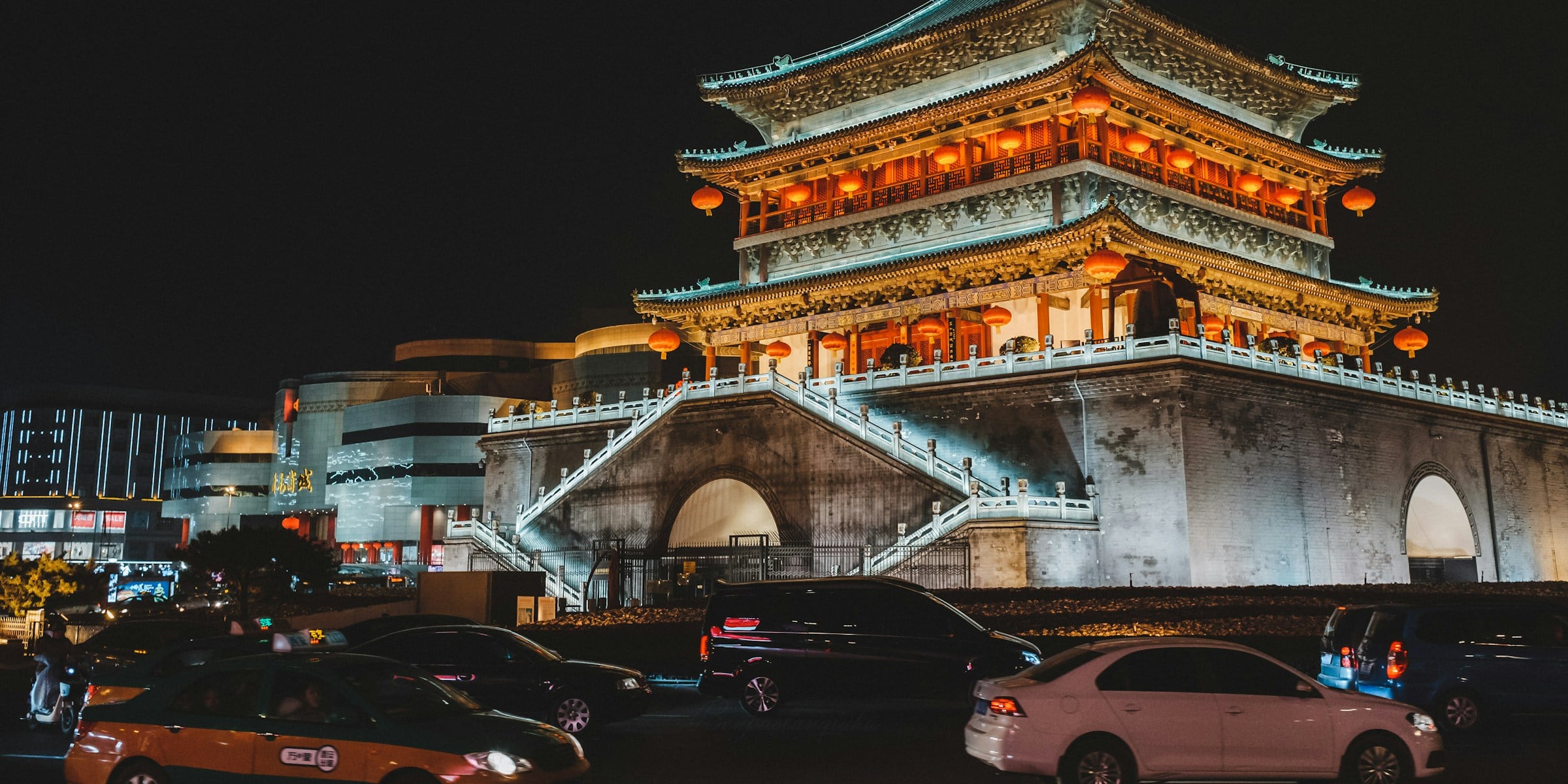 Templo iluminado em Xi’an durante a noite