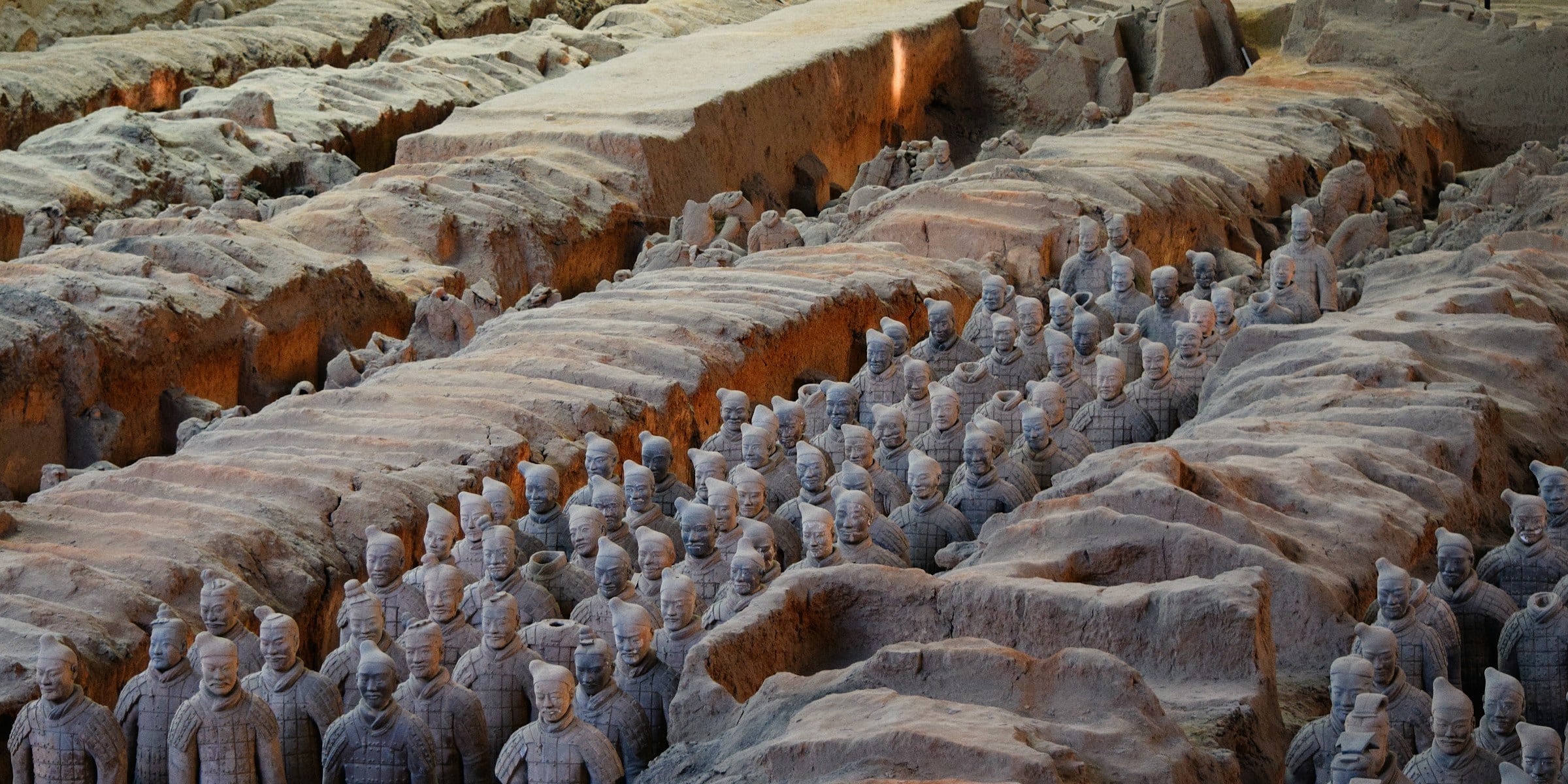 Fileiras de Guerreiros de Terracota no sítio arqueológico de Xi’an